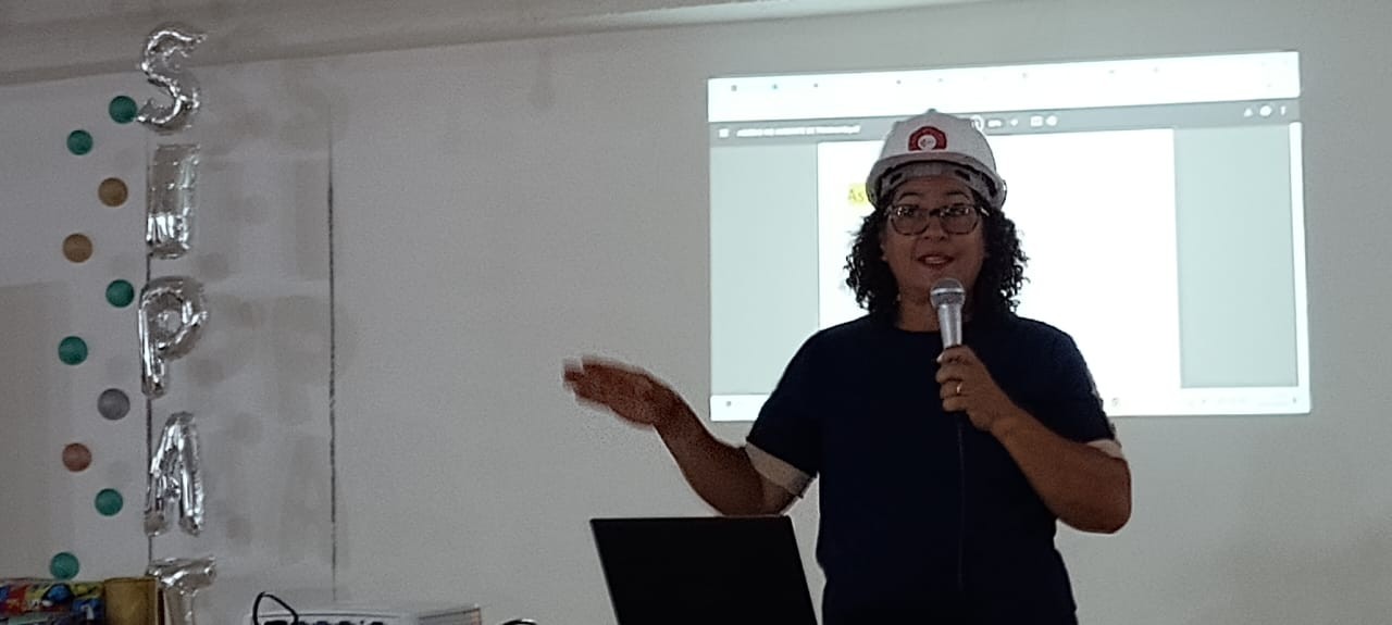 Dra. Enilde Neres em ação educativa na construção civil