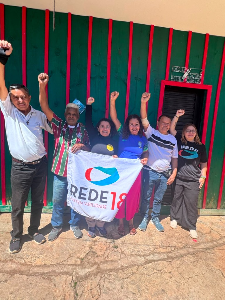 Militantes erguendo a bandeira da REDE 18 nas ruas do DF