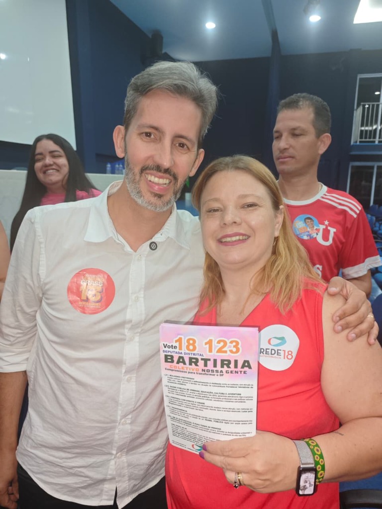 Leandro Grass e Dra. Germana Lopes segurando o folheto 18.123 da Dra. Bartíria (Coletivo Nossa Gente)
